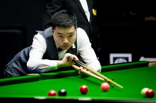 展示了足球 展示了足球